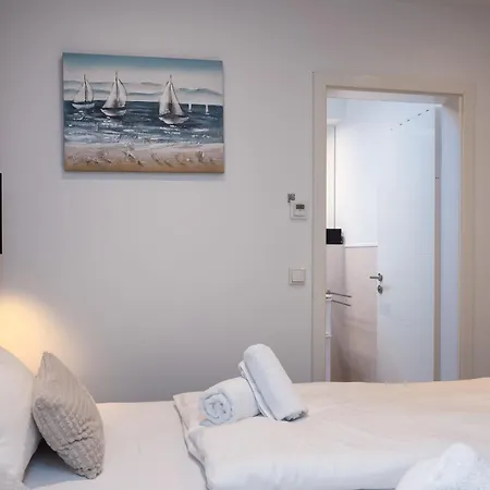 Ferienwohnungen Villa Nause Mit Sauna, Fitness, Naturteich, Parkplatz, Spielplatz Und Direkten Meerblick Sassnitz Room photo